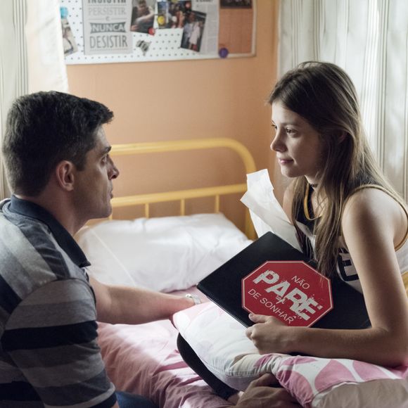 Reta final da novela 'Malhação - Toda Forma de Amar': Anjinha (Caroline Dallarosa) leva bronca do pai ao ser flagrada em porta de motel