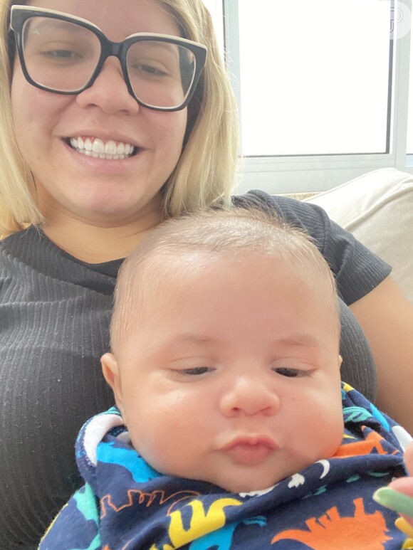 Marília Mendonça posta foto com filho, Leo, fazendo bico