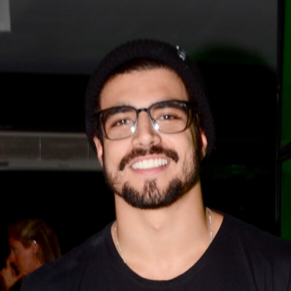 Caio Castro ironizou foto de Paulo Gustavo após notícia de que o humorista tivesse comprado nova mansão no Rio de Janeiro