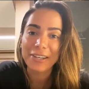 Anitta fez live no Instagram com Camila Coutinho e entregou: 'Estou na casa do meu namorado'