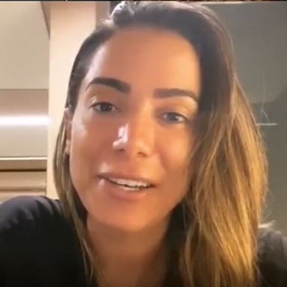 Anitta fez live no Instagram com Camila Coutinho e entregou: 'Estou na casa do meu namorado'