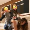 Paula Fernandes mostra filhos do namorado, Rony Cecconello, montados em suas costas e se diverte