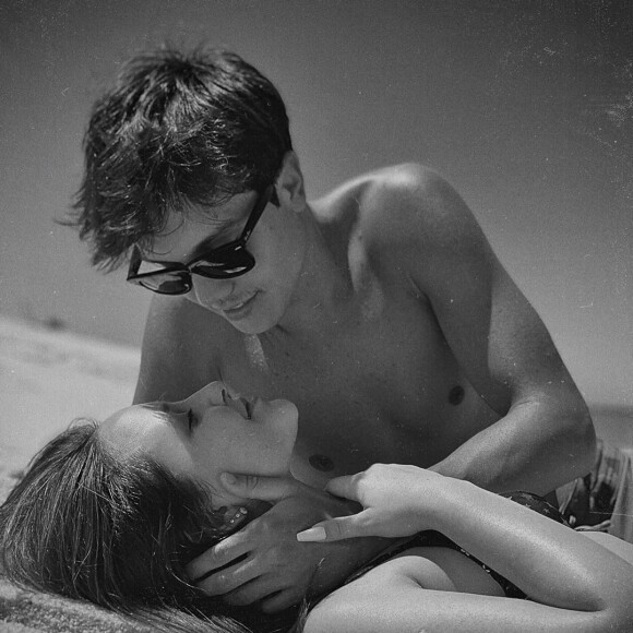 Léo Cidade, no entanto, passou todo o tempo deitado no sofá enquanto Larissa Manoela dançava