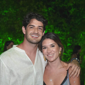 Rebeca Abravanel e Alexandre Pato comemoraram em praia paradisíaca o Dia dos Namorados em fevereiro de 2020