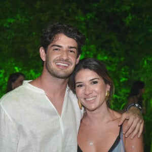 Rebeca Abravanel encanta ao dar beijo em Alexandre Pato em vídeo