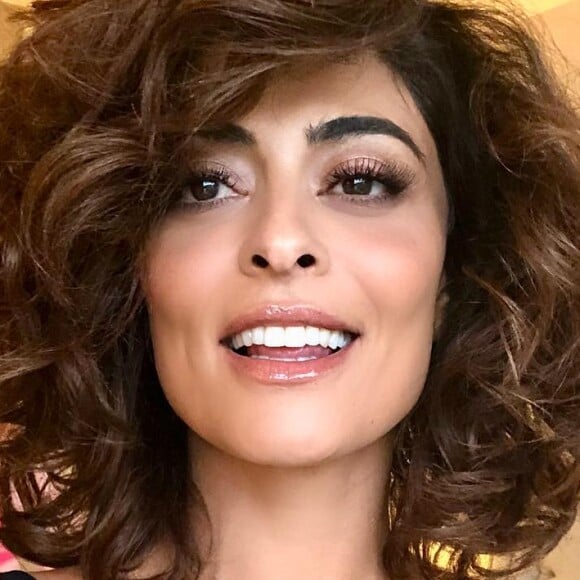 Juliana Paes assumiu a real textura dos fios 