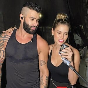 Gusttavo Lima mostra vídeo com Andressa Suita na cama e faz brincadeira