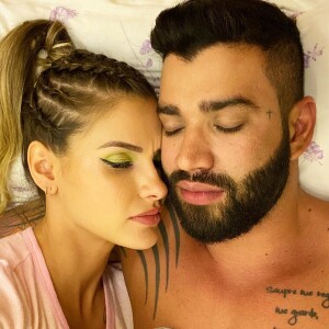 Gusttavo Lima brinca com Andressa Suita em vídeo na cama