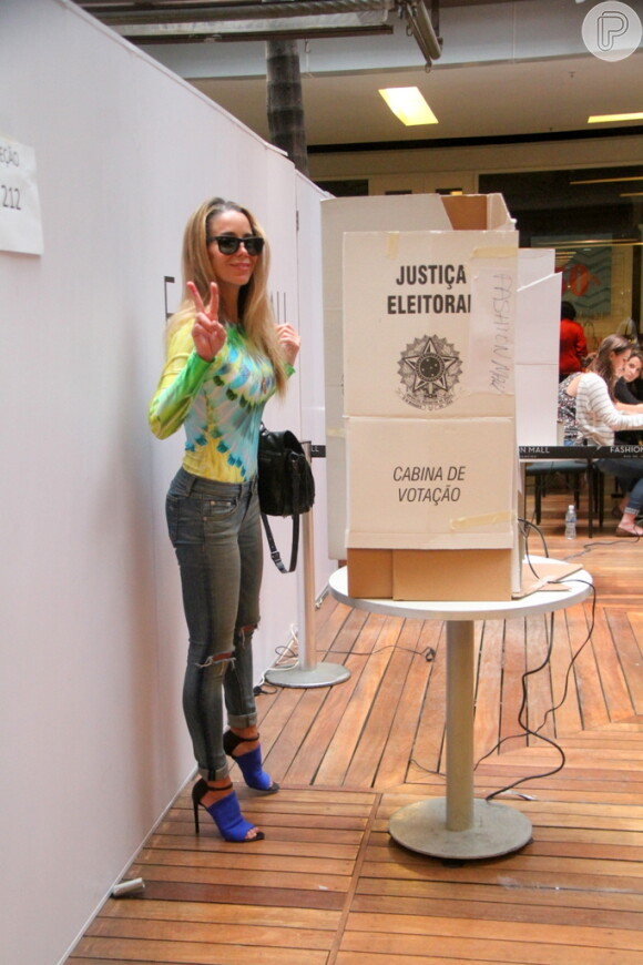 Antes de brincar com o filho, Danielle Winits votou em uma zona eleitoral do shopping