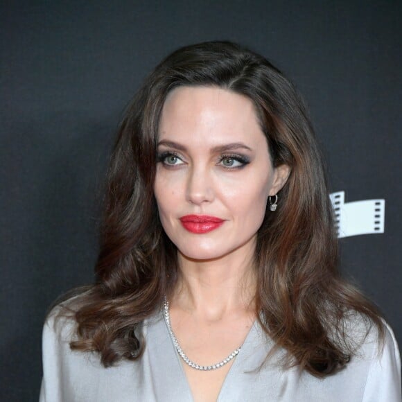 Angelina Jolie teria se identificado com Meghan Markle e topado a parceria na carreira