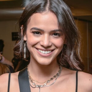 Bruna Marquezine renova corte de cabelo com ajuda da mãe, Neide. Veja vídeo postado pela atriz nesta quinta-feira, dia 09 de abril de 2020