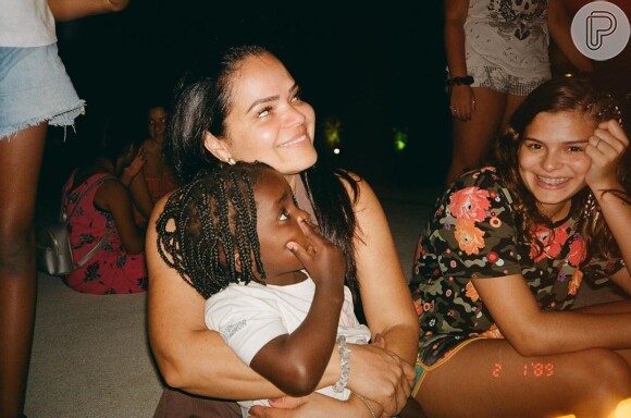 Mãe de Bruna Marquezine, Neide apareceu renovando o visual da filha em um vídeo do Instagram Stories