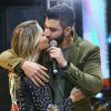 Gusttavo Lima trocou beijos com Andressa Suita durante a live