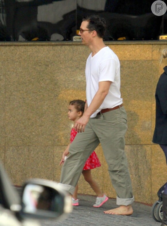 Matthew McConaughey esteve no Brasil em dezembro de 2013, e passeou em Belo Horizonte, cidade da mulher, Camila Alves, na companhia da filha, Vida