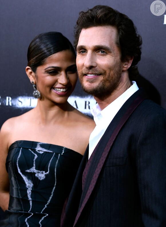 Matthew McConaughey leva a mulher, Camila Alves, à première de filme em Hollywood, nos Estados Unidos