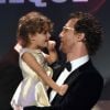 Matthew McConaughey recebe o carinho da filha Vida, fruto do casamento com a brasileira Camila Alves