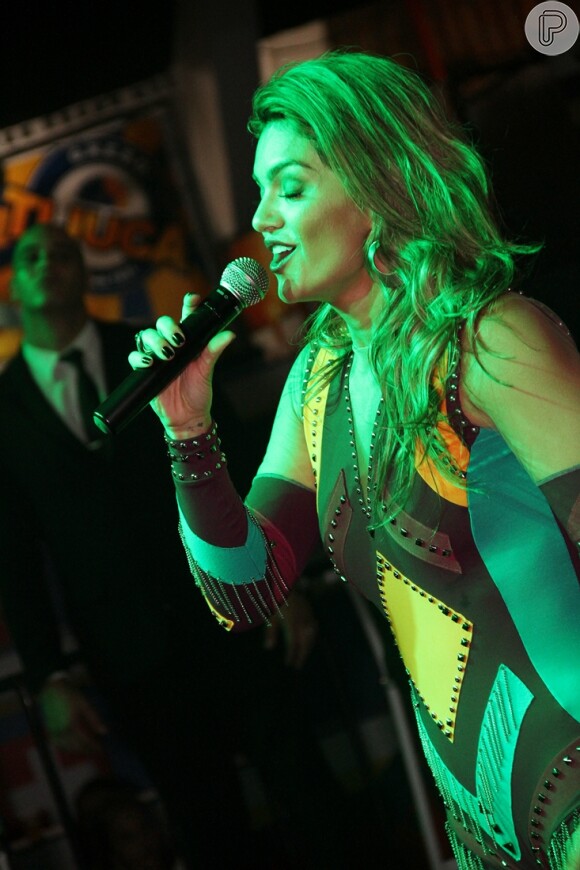 Kelly Key faz show na festa Divina, na quadra da Unidos da Tijuca, no Centro do Rio de Janeiro