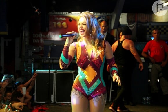 Kelly Key usa um body colado ao corpo durante show na festa Divina, na quadra da Unidos da Tijuca, no Centro do Rio de Janeiro