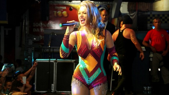 Kelly Key exibe boa forma ao usar roupa colada em festa no Rio de Janeiro
