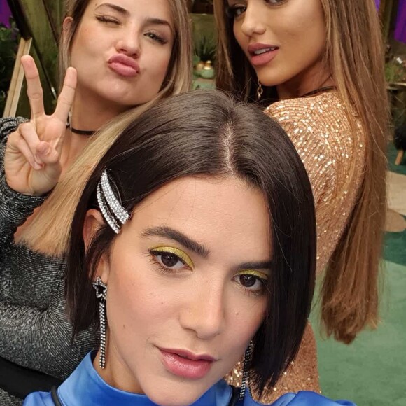 No 'BBB20', Manu Gavassi já combinou sombra amarelo neon com look azul