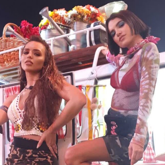 Manu Gavassi, no 'BBB20', usou sombra colorida com look eclético na festa 'Guerra e Paz'