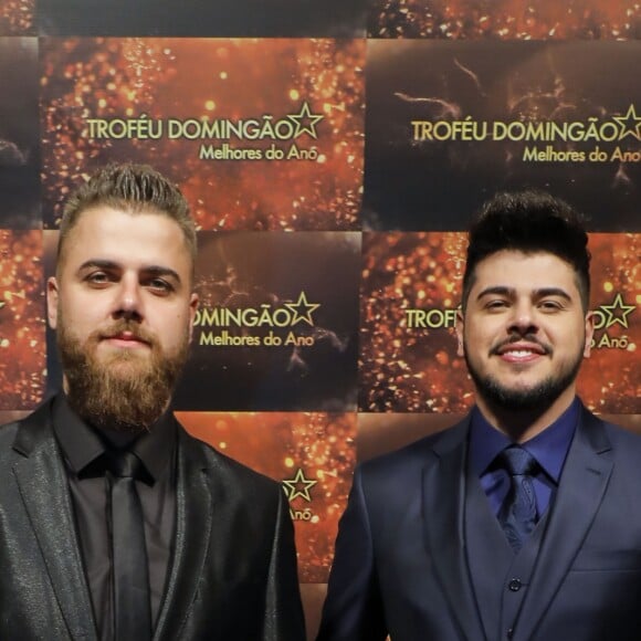 Zé Neto e Cristiano brincam de rodeio em live