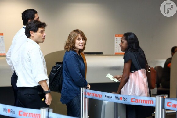 Renata Sorrah corre para conseguir embarcar no Aeroporto Santos Dumont, em 27 de fevereiro de 2013