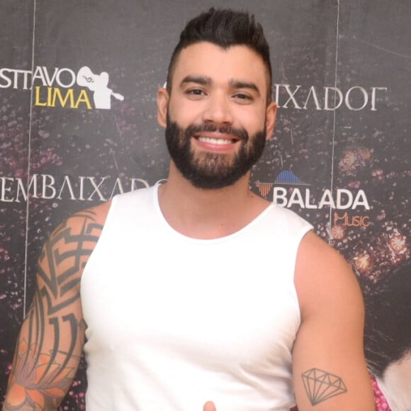 Gusttavo Lima curte fim de semana relaxando e renovando bronzeado em piscina de mansão