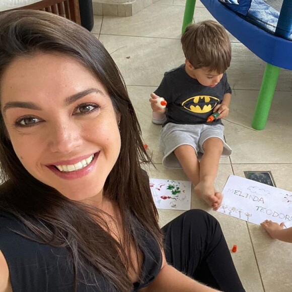 Thais Fersoza não abre mão de atividades com os filhos, Melinda e Teodoro, durante o isolamento voluntário