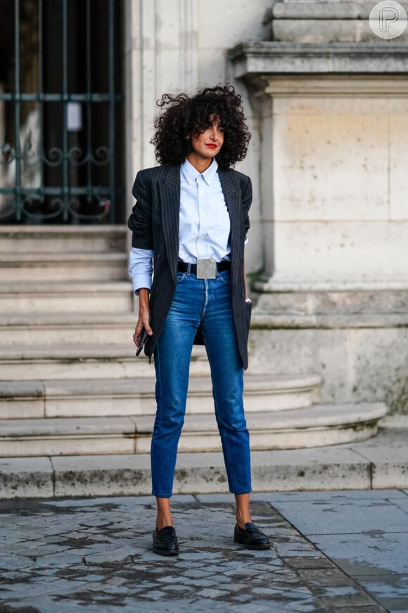 Calça jeans reta curta com a clássica camisa social de botão e blazer alfaiataria