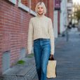 Calça jeans flare com suéter de gola alta para temperaturas mais baixas