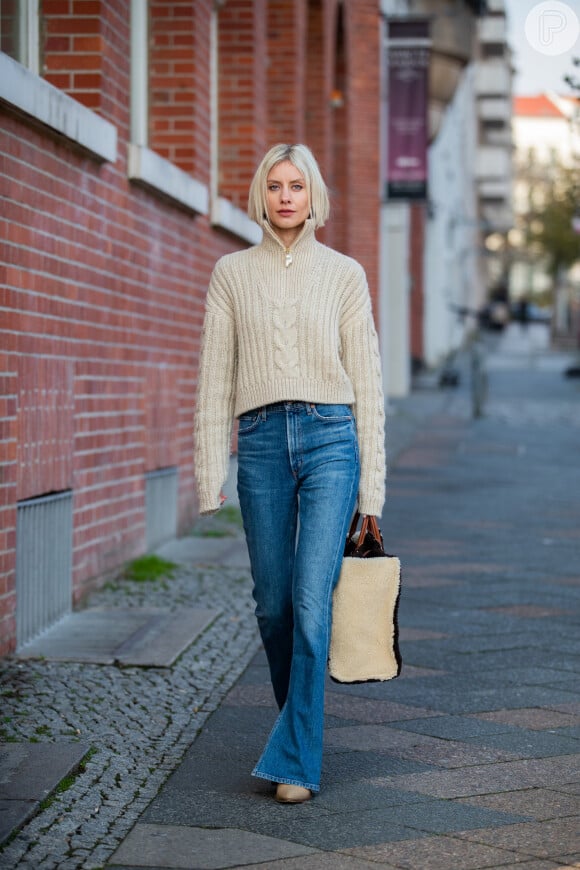 Calça jeans flare com suéter de gola alta para temperaturas mais baixas