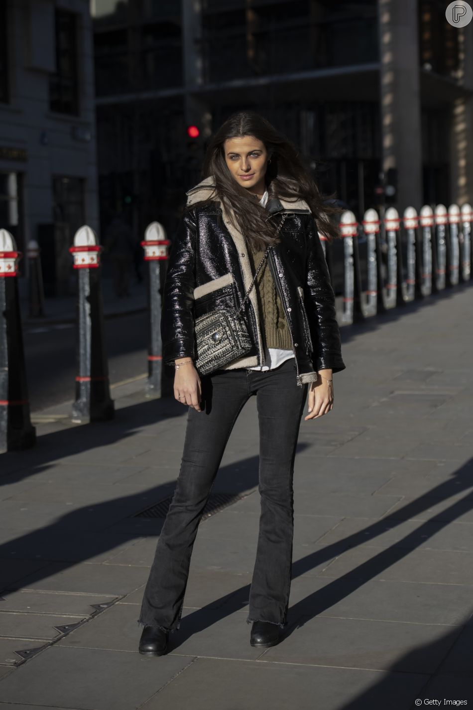 Calça jeans flare com suéter, jaqueta de couro e bota - Purepeople