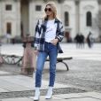 Calça jeans reta com bota e camiseta básica com um casaco flanelado xadrez por cima