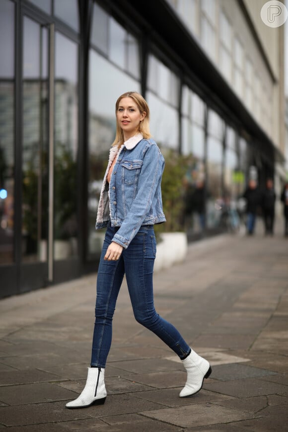 Calça jeans skinny com bota e jaqueta jeans