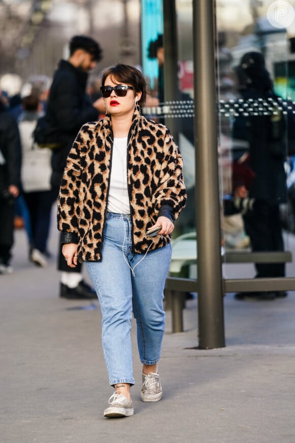 Calça jeans reta + camiseta e casaco animal print dando um ar fashionista ao look