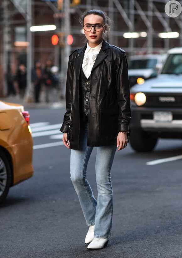 Calça jeans + jaqueta de couro e bota
