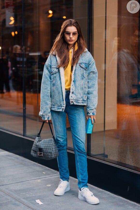Calça jeans reta com blusa de moletom e jaqueta jeans