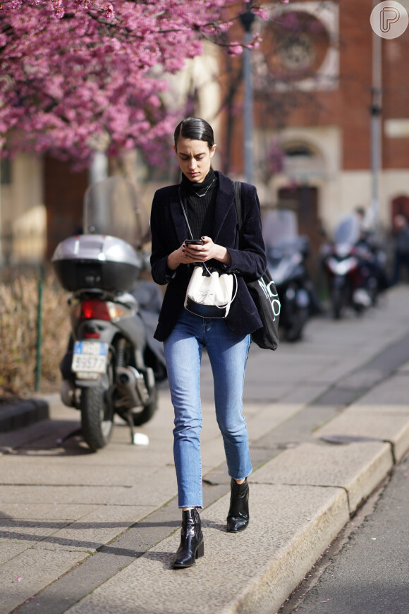 Calça jeans skinny com botas de cano curto + blusa preta gola alta e blazer