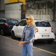 All jeans: calça e jaqueta jeans com tênis