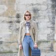Calça jeans reta com cropped e trench coat: o lencinho no pescoço dá o toque fashion ao look