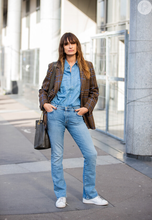 Uma variação do mesmo look: calça jeans reta com a blusa jeans por dentro da calça e o blazer xadrez