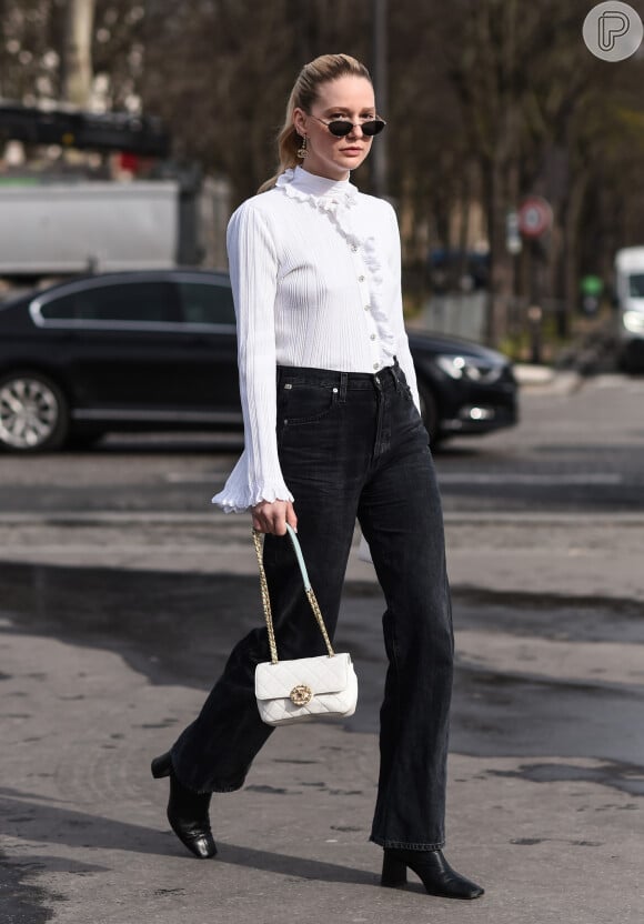 Calça mom jeans preta: a modelagem retrô vinda dos anos 90 é queridinha no street style