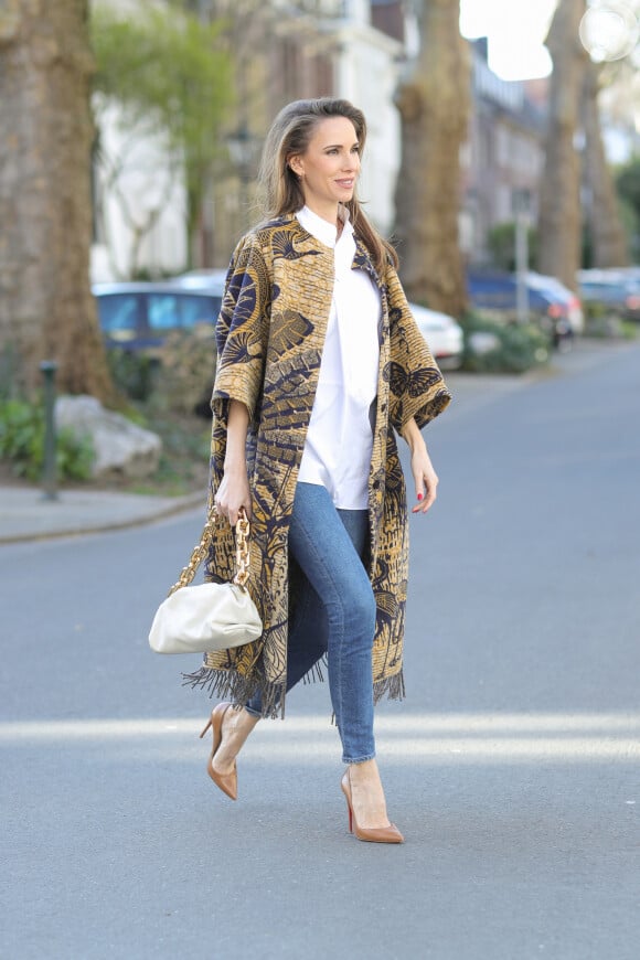 Calça jeans skinny com camisa branca básica e kimono estampado no mesmo tom dos scarpins