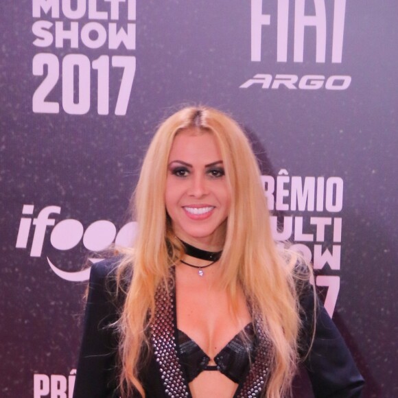 Durante live, Joelma dançou com vassoura e divertiu os fãs