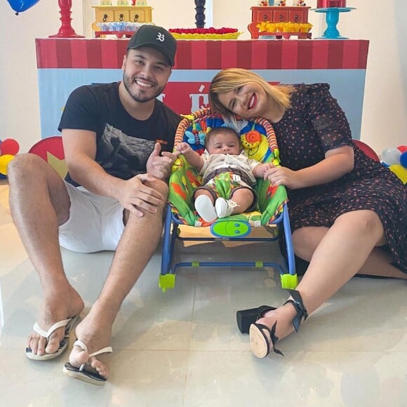 Marilia Mendonça está de quarentena com o filho, Léo, e o namorado, Murilo Huff