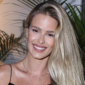 Yasmin Brunet teve companhia de Gabriel Medina ao curtir live de Thiaguinho