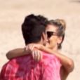 Yasmin Brunet e Gabriel Medina apareceram se beijando em praia em registro anterior a quarentena