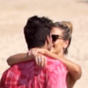Yasmin Brunet e Gabriel Medina apareceram se beijando em praia em registro anterior a quarentena
