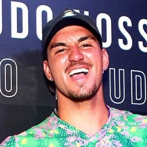 Gabriel Medina e Yasmin Brunet se abraçaram e se beijaram em vídeo antigo postado pela modelo